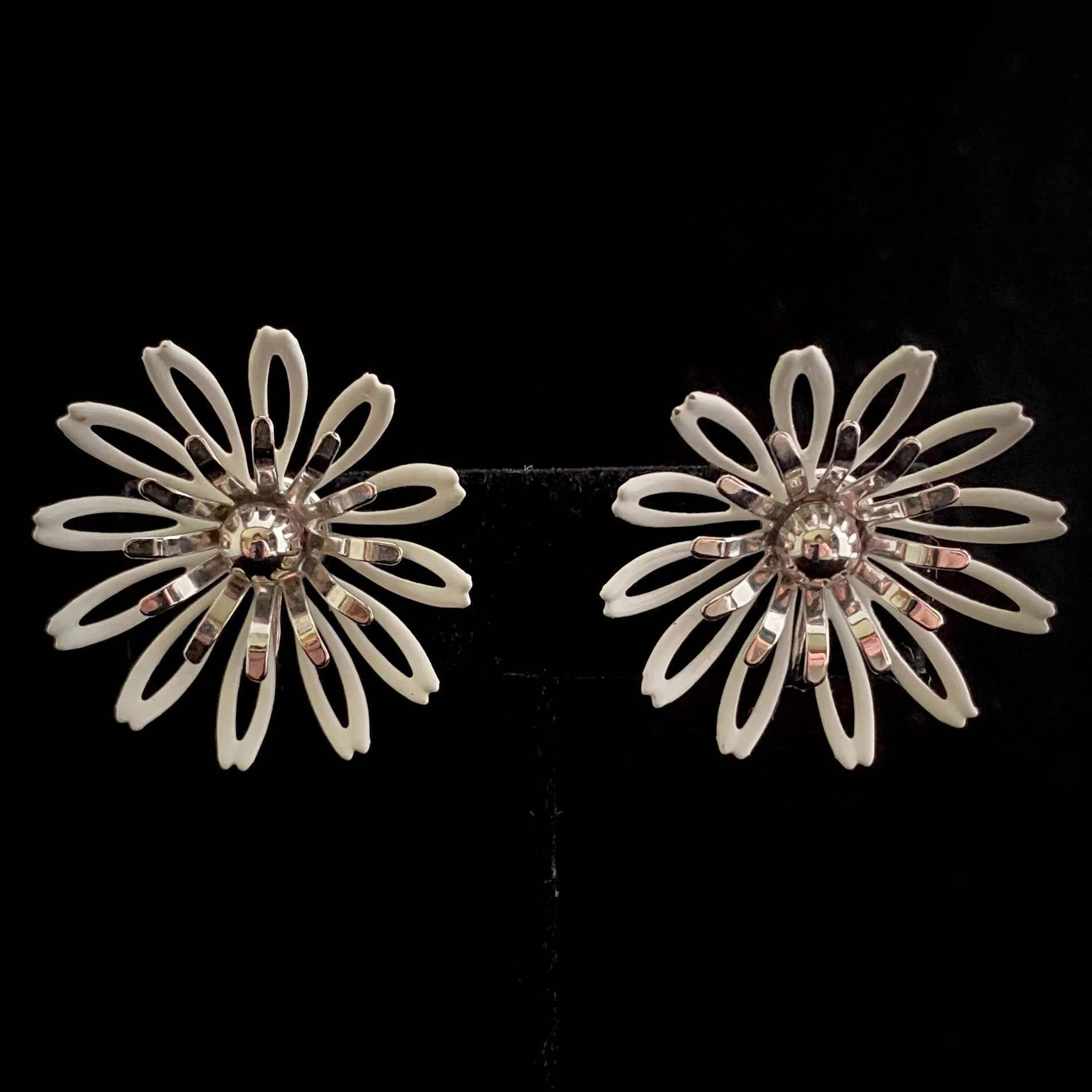 1972 Sarah Conventry White Petals Brooch & Earrings