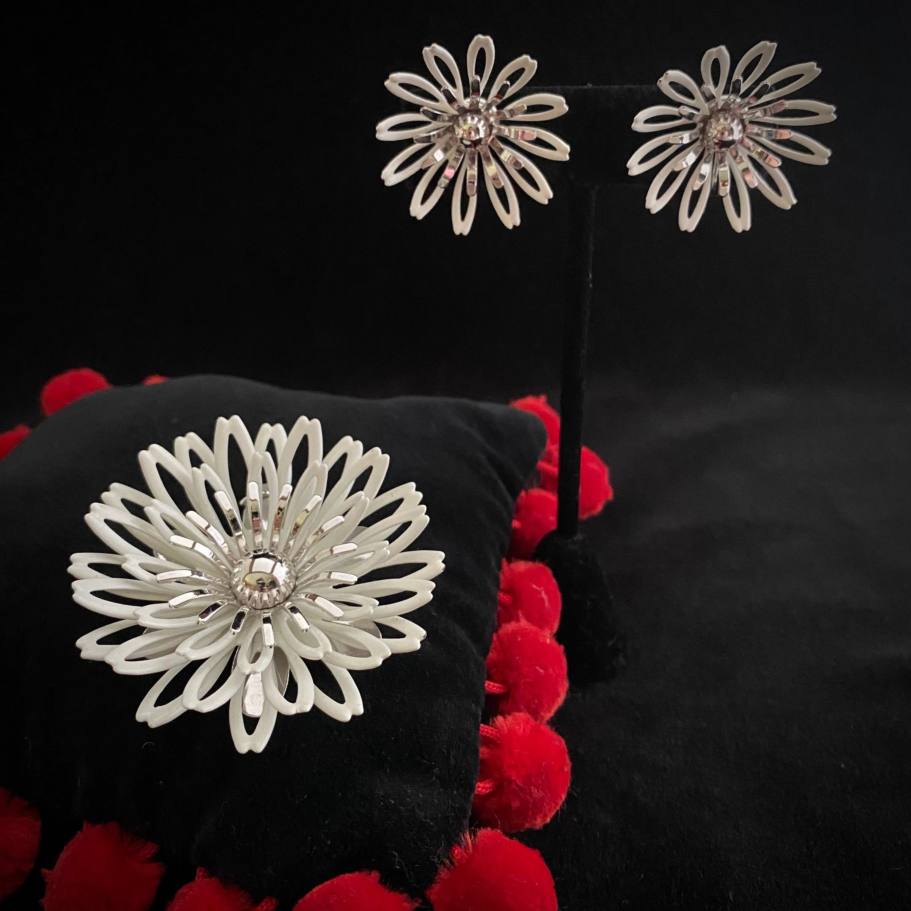 1972 Sarah Conventry White Petals Brooch & Earrings