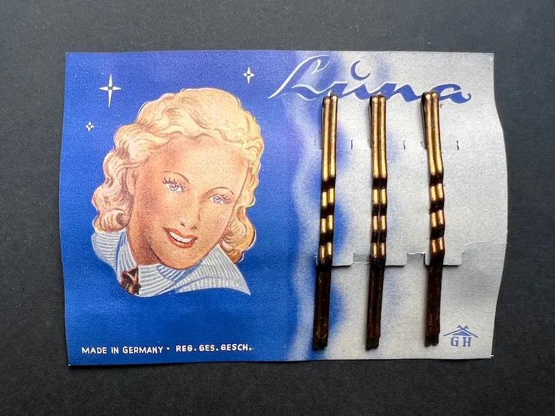 Attractive Vintage 1940s Display Card of 6cm Strong Waved Hair Pins