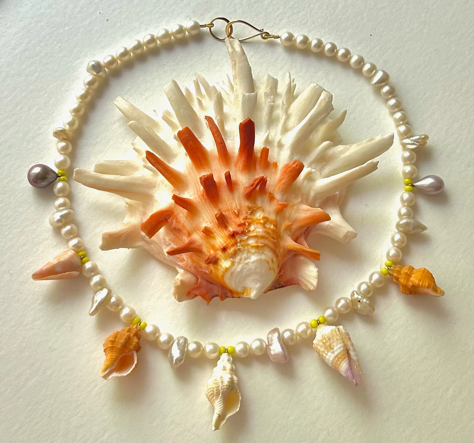 FUN IN THE SUN SUPER BRIGHT SEASHELL AND PEARL NECKLACE