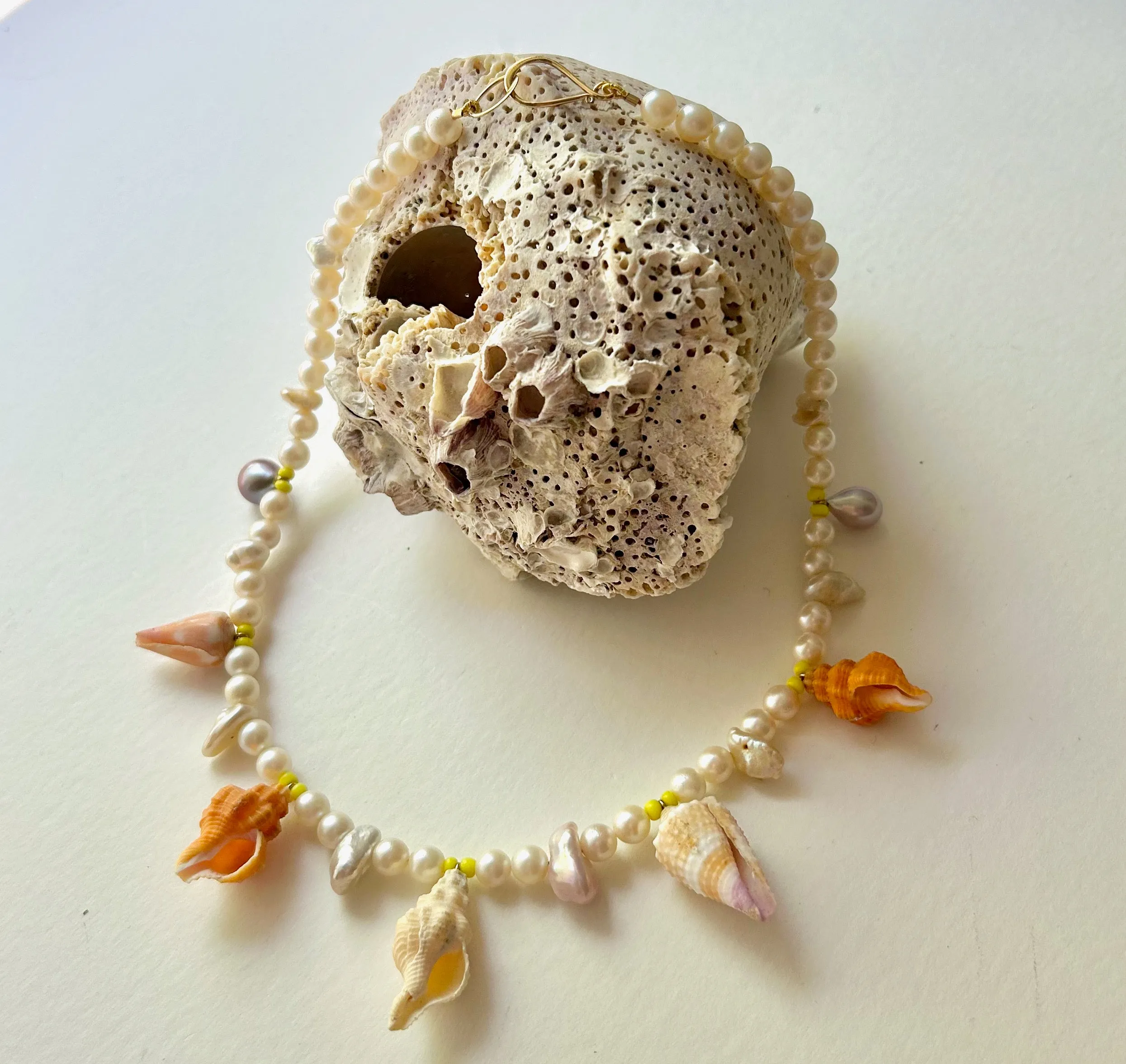 FUN IN THE SUN SUPER BRIGHT SEASHELL AND PEARL NECKLACE