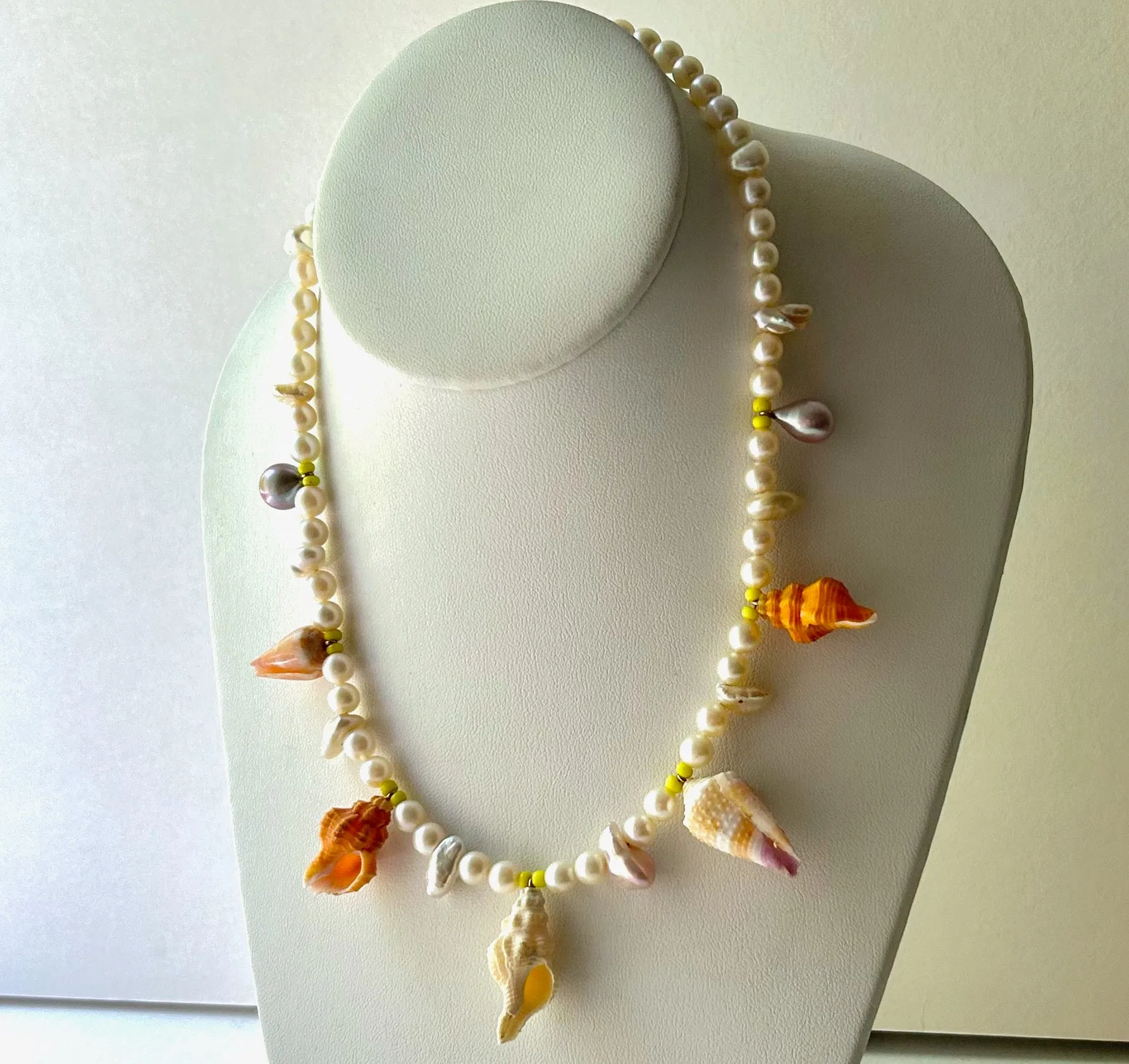 FUN IN THE SUN SUPER BRIGHT SEASHELL AND PEARL NECKLACE