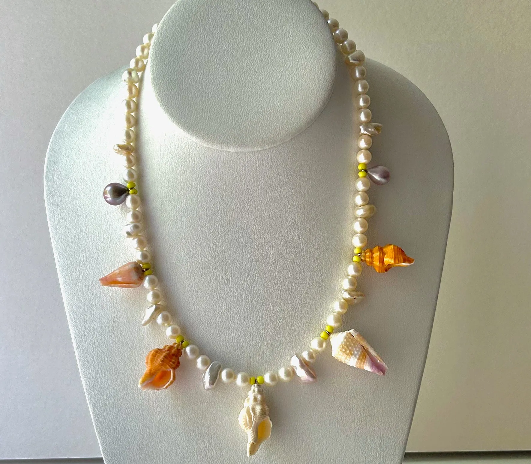 FUN IN THE SUN SUPER BRIGHT SEASHELL AND PEARL NECKLACE