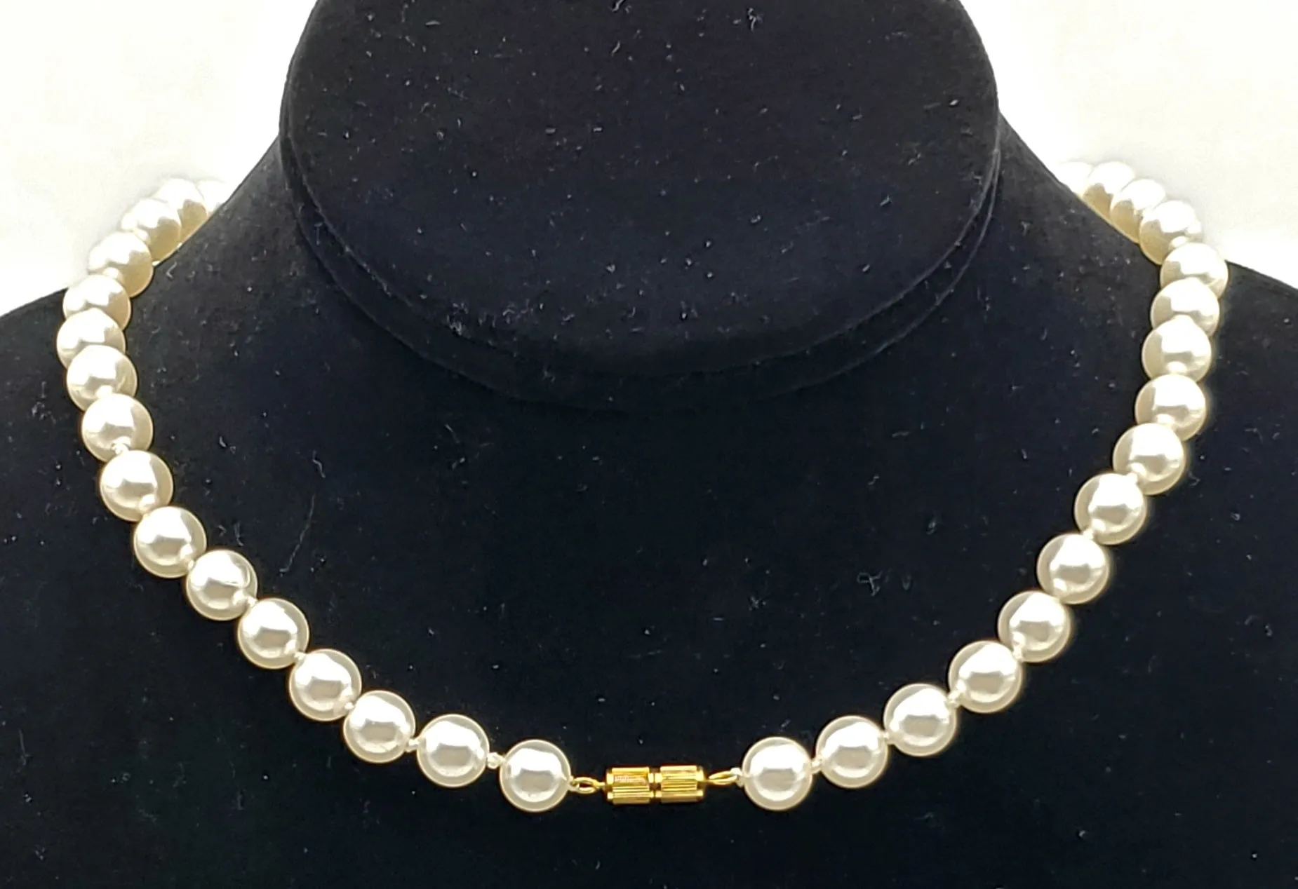 Vintage Single Strand Faux Pearl Necklace with Gold Tone Screw Clasp - 18.5"